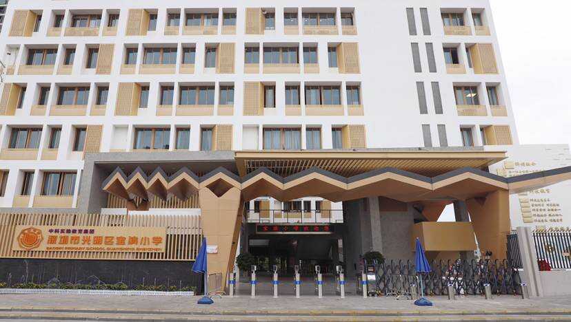 学校正门口