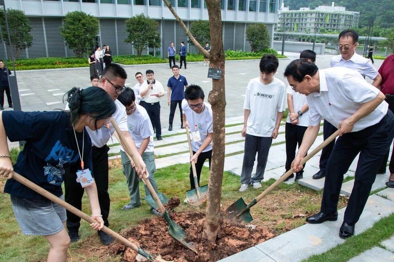 白春礼与深圳理工学子共植“青春林”，科技报国的种子在这里发芽！