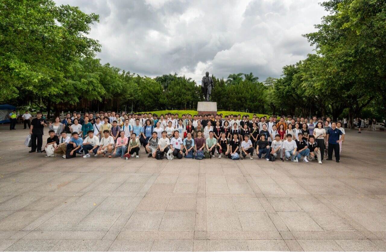 踏访鹏城史迹，在行走中上好新生思政第一课